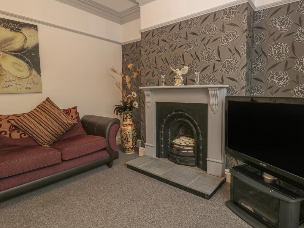 Cosy Coast Cottage image one