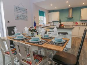 Cosy Coast Cottage image two