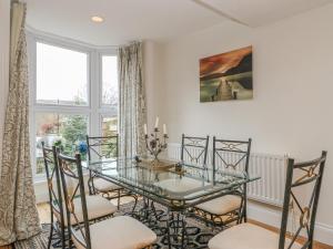 Park Road Apartment image two