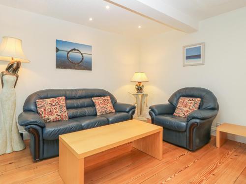 Park Road Apartment image three