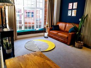 Cocoa Lily - River fronted studio with secure parking image two