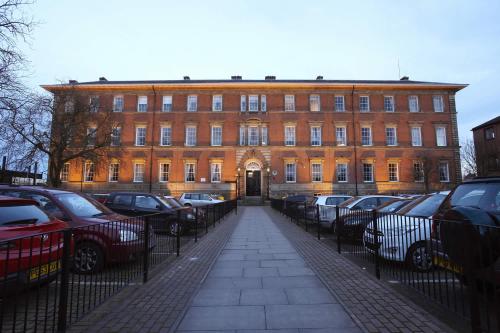 County House City Centre with parking Sleeps 4 image three