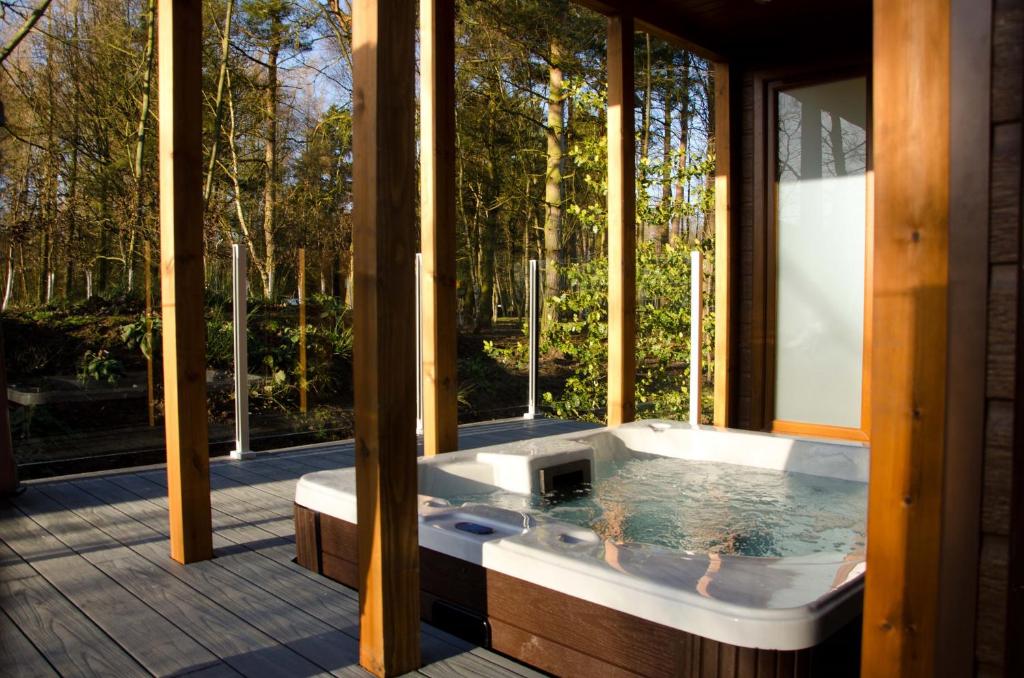 Hollicarrs - Honeycomb Lodge Accommodation image 1 Hollicarrs - Honeycomb Lodge image one
