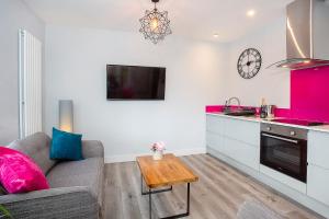 The Luxury Potting Shed with Free Parking! image two