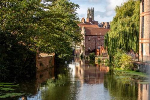 Cocoa Lily - River fronted studio with secure parking image three