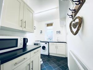 Hill Cottage image two