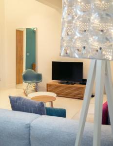 Regent House deluxe 1 bedroom apartment image two