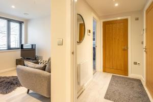 25 St John's Mews image two