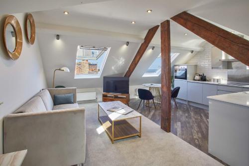 Host & Stay - The Penthouse, Hudsons Yard House Accommodation image 3 Host & Stay - The Penthouse, Hudsons Yard House image three