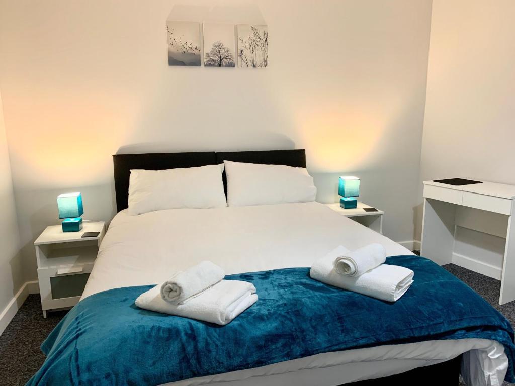 Lark - Sleeps 6, secure parking! Perfect for city centre working or leisure in Trendy Kelham Island, Accommodation image 1 Lark - Sleeps 6, secure parking! Perfect for city centre working or leisure in Trendy Kelham Island, image one