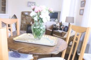 Kikas Cottage image two