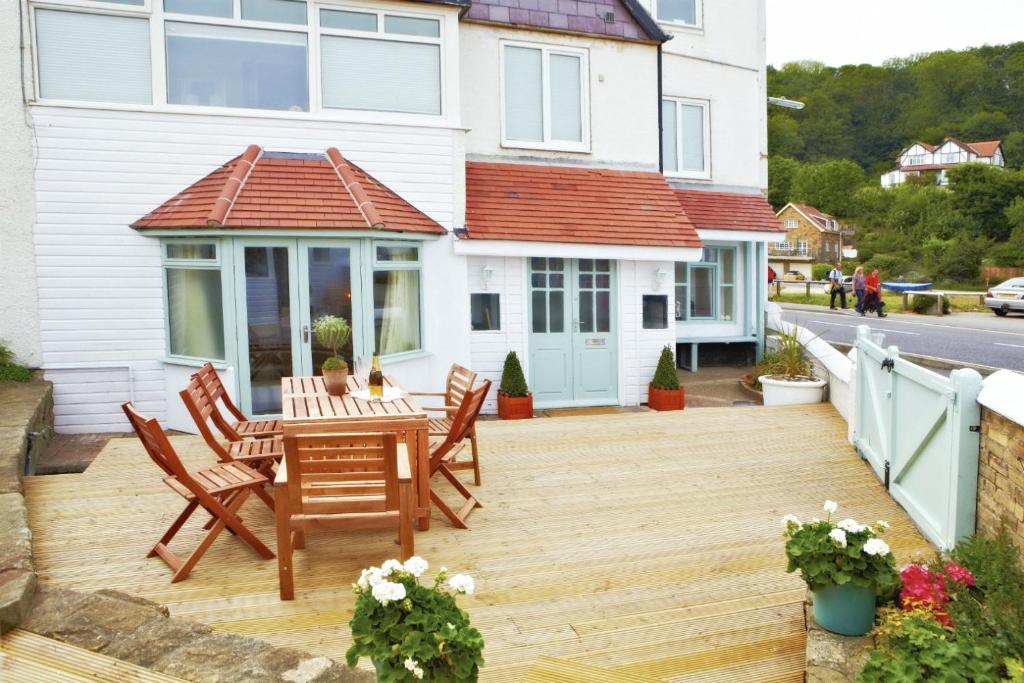 East Row Lodge image one