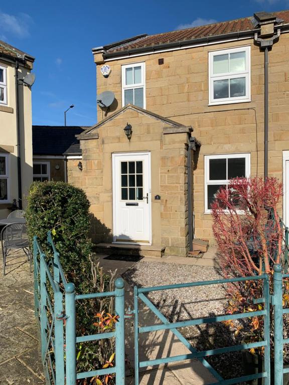 Castle Cottage image one