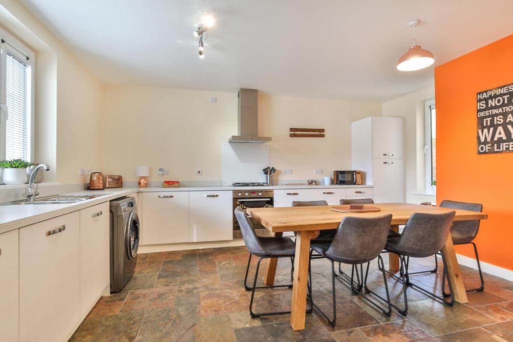 Exclusive - Stunning City Centre House! Parking Accommodation image 1 Exclusive - Stunning City Centre House! Parking image one