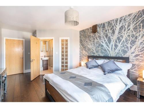 Waterfront 2 Bed, 2 Bath York City Centre Apartment with Parking Accommodation image 3 Waterfront 2 Bed, 2 Bath Apartment with Parking image three