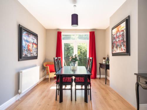 Bright, Comfy & Homely base for 4, & free parking! image three