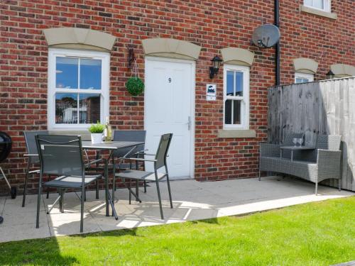 9 Railway Cottages image three