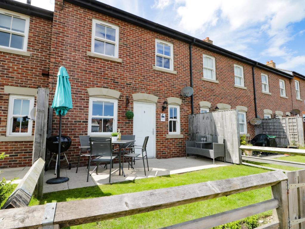 9 Railway Cottages image one