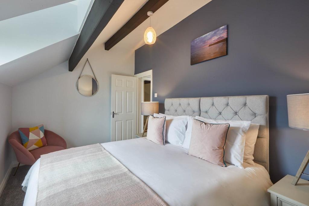 Host & Stay - Emerald Hideaway Apartment Accommodation image 1 Host & Stay - Emerald Hideaway Apartment image one