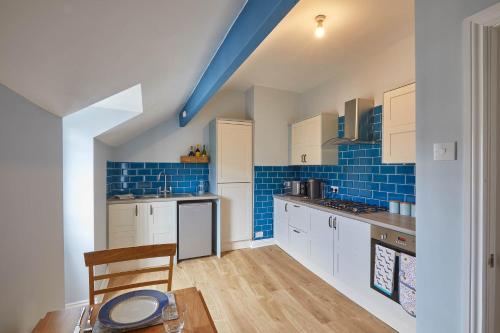 Host & Stay - Emerald Hideaway Apartment Accommodation image 3 Host & Stay - Emerald Hideaway Apartment image three