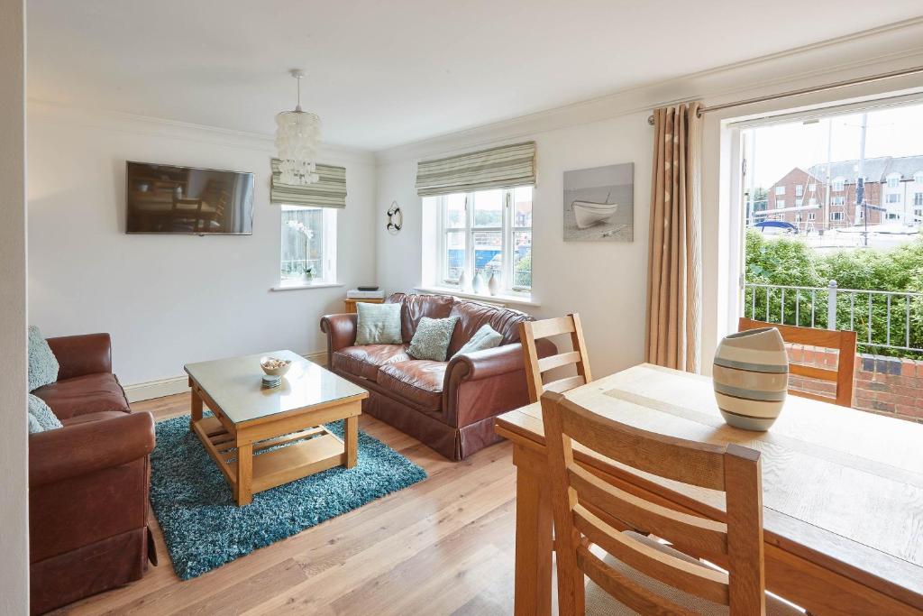 Host & Stay - The Railway Retreat image one