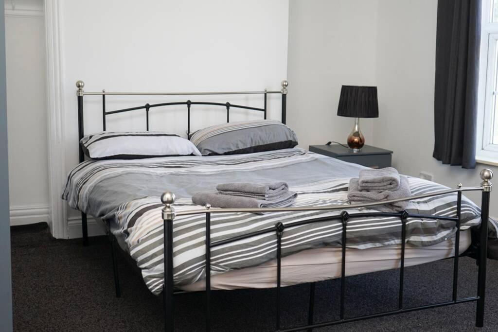 Hullidays - University Side Lg 4 bed House Accommodation image 1 Hullidays - University Side Lg 4 bed House image one