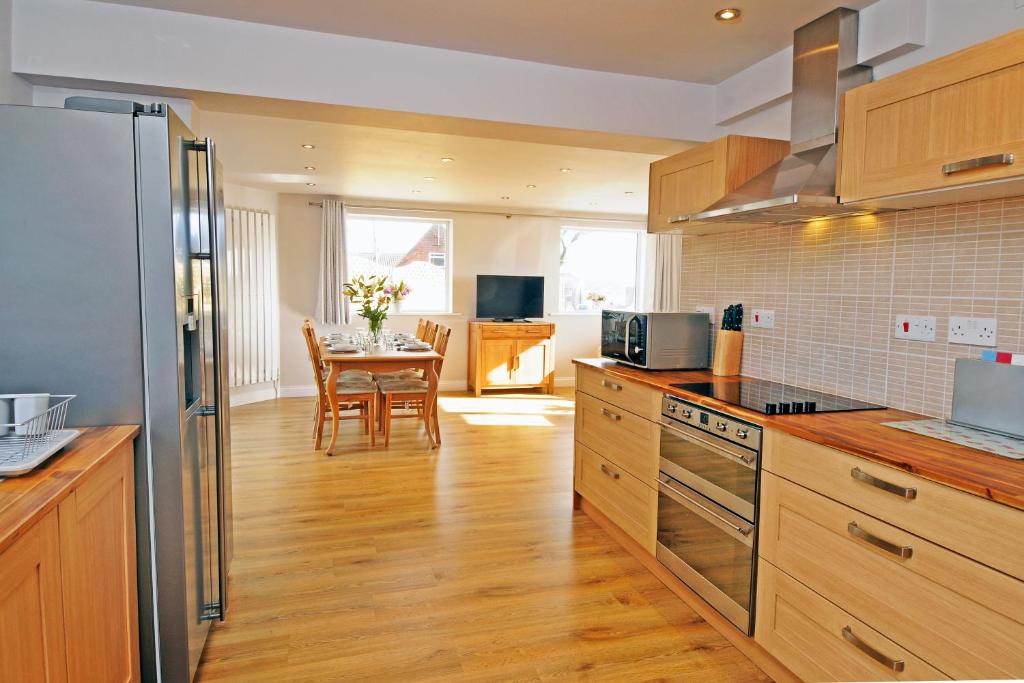 Rugby Field Cottage Whitby with off-street parking image one