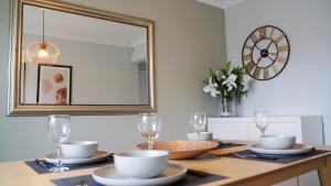The Pavilion - Stunning, 4 Bedroom House with Free Parking Accommodation image 2 The Pavilion - Stunning, 4 Bedroom House with Free Parking image two