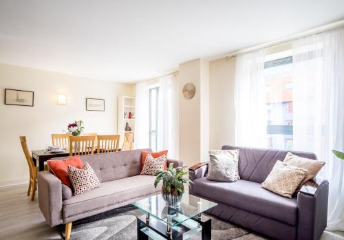 KING SIZE Bed, 2 Bath, FREE PARKING & WiFi image three