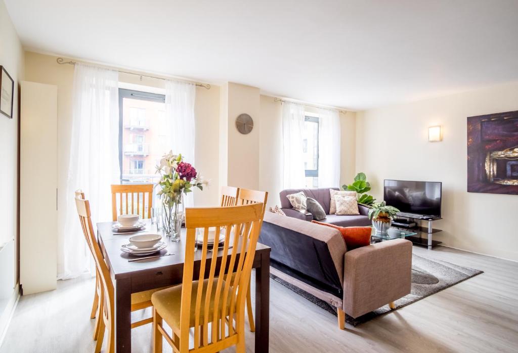 KING SIZE Bed, 2 Bath, FREE PARKING & WiFi image one
