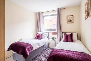 KING SIZE Bed, 2 Bath, FREE PARKING & WiFi image two