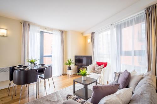 Stylish City 2 Bed, 2 Bath, FREE PARKING & WiFi Accommodation image 3 Stylish City 2 Bed, 2 Bath, FREE PARKING & WiFi image three