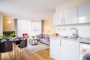 Stylish City 2 Bed, 2 Bath, FREE PARKING & WiFi Accommodation image 2 Stylish City 2 Bed, 2 Bath, FREE PARKING & WiFi image two