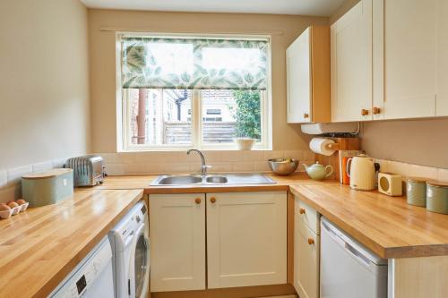 Host & Stay - Rosebank Cottage image three
