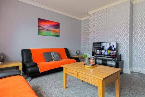 Bright and Modern Home 4 beds CCTV Parking Accommodation image 3 Bright and Modern Home 4 beds CCTV Parking image three