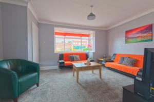 Bright and Modern Home 4 beds CCTV Parking Accommodation image 2 Bright and Modern Home 4 beds CCTV Parking image two