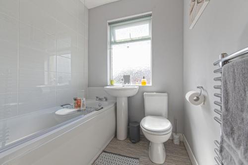 Bright and Modern Home 4 beds CCTV Parking Accommodation image 1 Bright and Modern Home 4 beds CCTV Parking image one