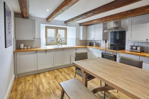 Host & Stay - Caedmon House image three