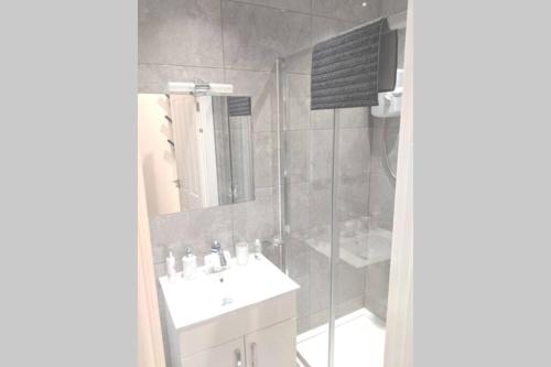 NEW APARTMENT - Offline Bookings on 079-504-13594 Accommodation image 3 NEW APARTMENT - Offline Bookings on 079-504-13594 image three