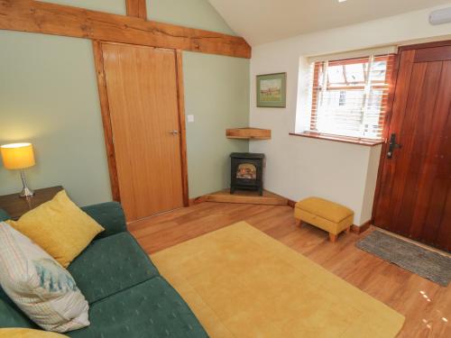 Yeoman's Cottage image three