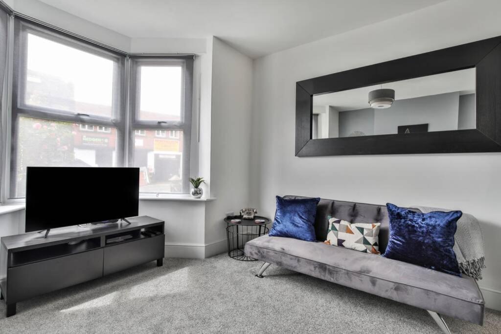 Refurbished Plush Property Great Transport Links image one
