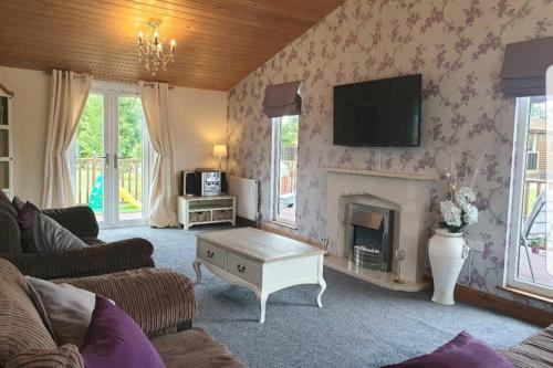 Nualas Holiday Lodge York image three