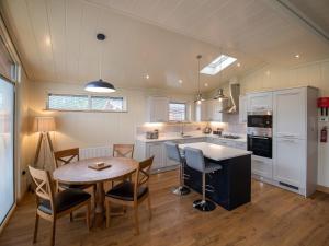 Wren Lodge image two