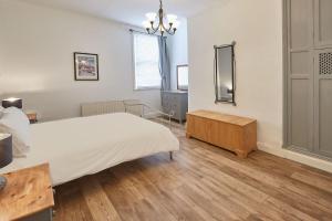 Host & Stay - Groveside Apartment image two