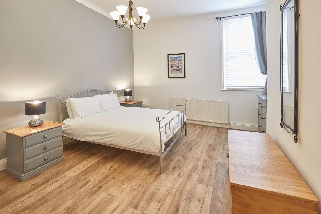 Host & Stay - Groveside Apartment image one