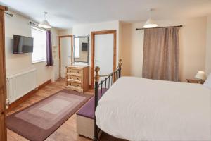 Host & Stay - Groveside Cottage image two