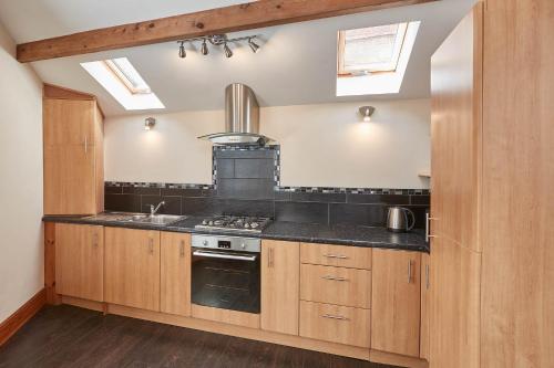 Host & Stay - Groveside Cottage image three