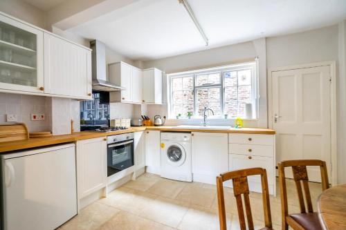 6 Monkbar Court Accommodation image 3 6 Monkbar Court image three