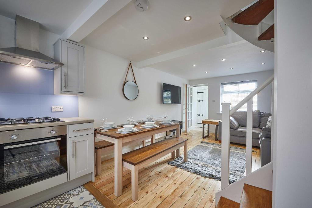 Host & Stay - Oasis Cottage Accommodation image 1 Host & Stay - Oasis Cottage image one