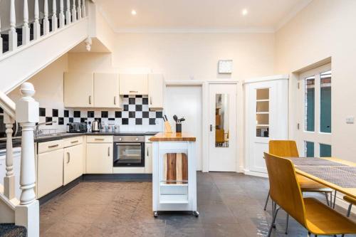Sycamore Cottage York, dog friendly, close to the river Accommodation image 3 Sycamore Cottage York, dog friendly, close to the river image three